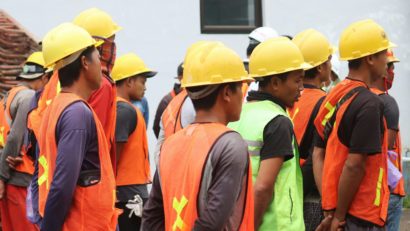 Foreign workers (photo Mufid Majnun – Unsplash)