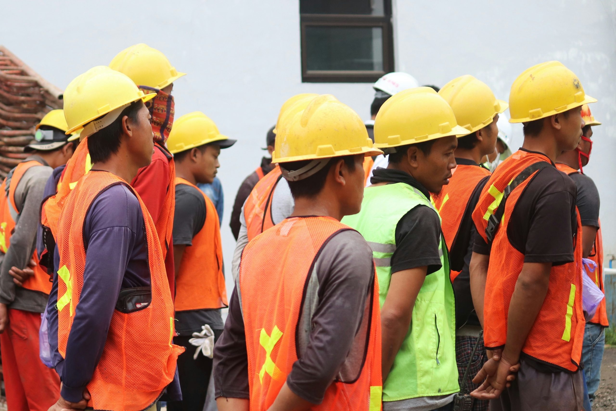 Foreign workers (photo Mufid Majnun – Unsplash)