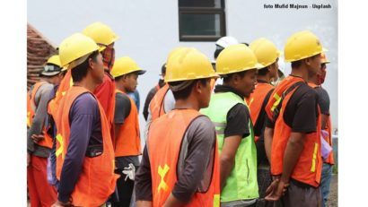 Foreign workers (photo Mufid Majnun – Unsplash)