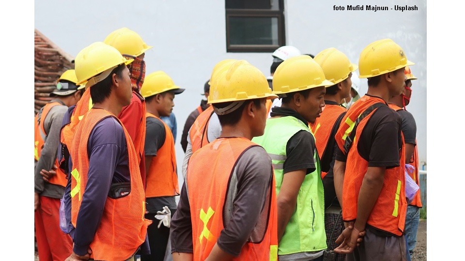 Foreign workers (photo Mufid Majnun – Unsplash) Foreign workers (photo Mufid Majnun – Unsplash)
